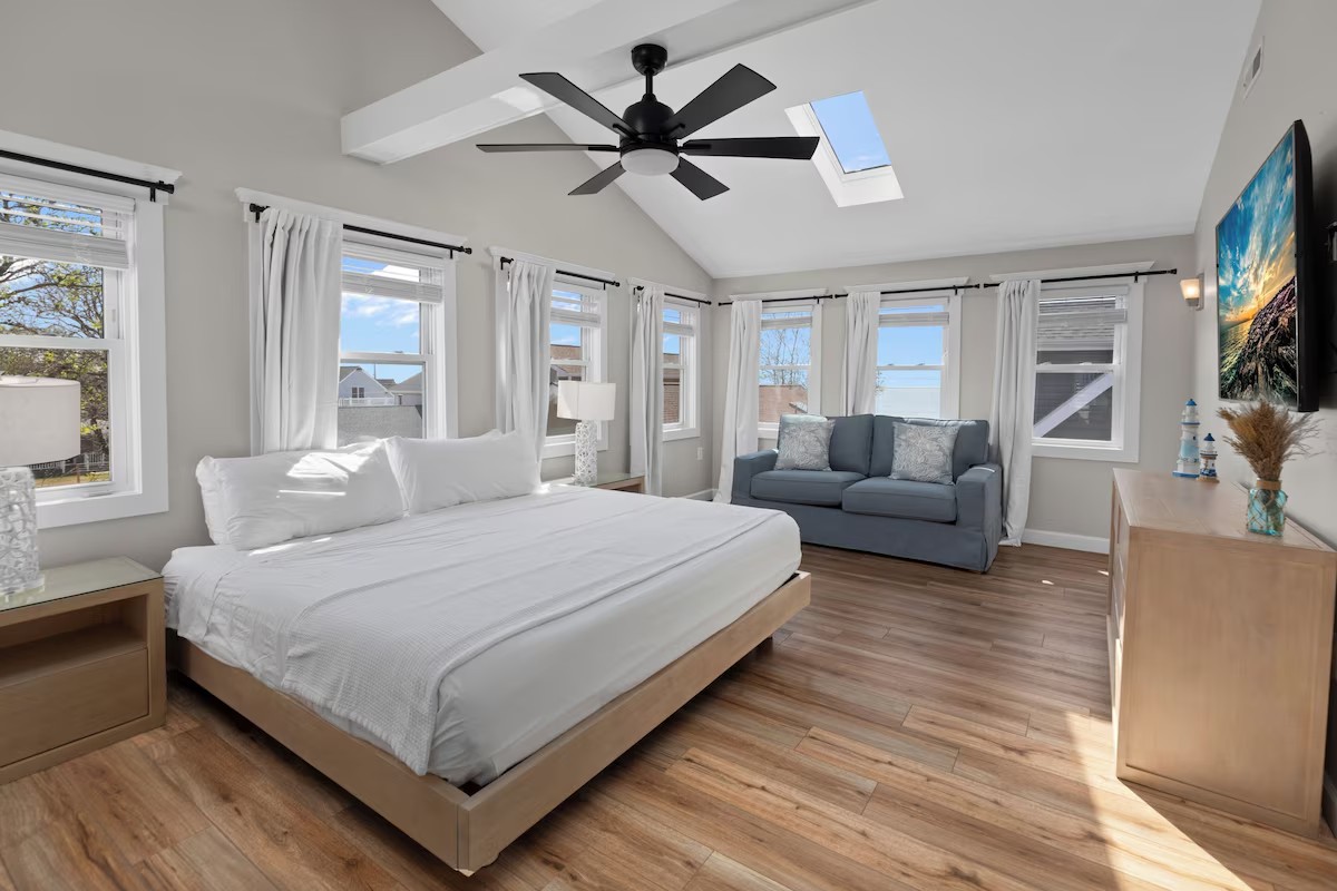 King master bedroom with vaulted ceiling and skylight